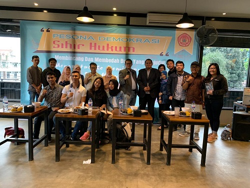 Pesona Demkrasi Sihir Hukum