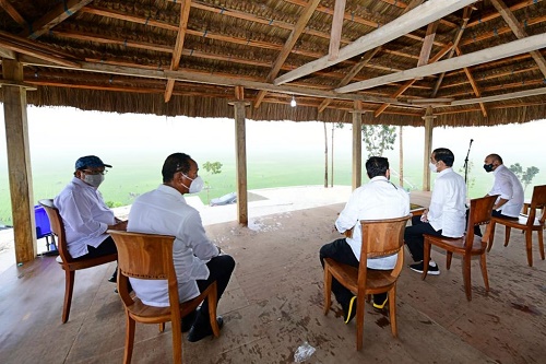 Presiden Jokowi meninjau area lumbung pangan yang terletak di Desa Makata Keri, Kecamatan Katiku Tana, Kabupaten Sumba Tengah, NTT. (Foto: Biro Pers Setpres/Muchlis Jr)