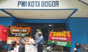 Pembagian sembako di PWI Kota Bogor
