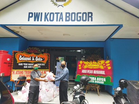 Pembagian sembako di PWI Kota Bogor