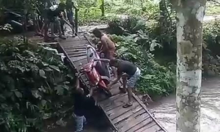 jembatan penghubung kampung di desa cipicung roboh
