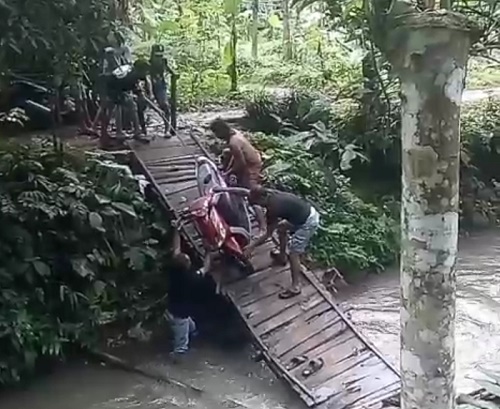 jembatan penghubung kampung di desa cipicung roboh