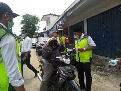 Pembagian masker gratis di Desa Pondok Udik