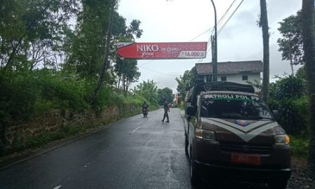 pol pp turunkan spanduk liar