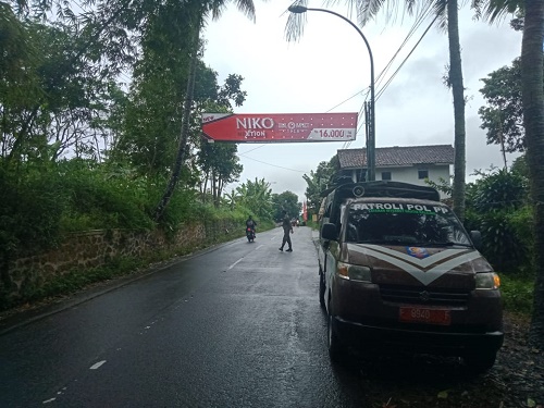 pol pp turunkan spanduk liar