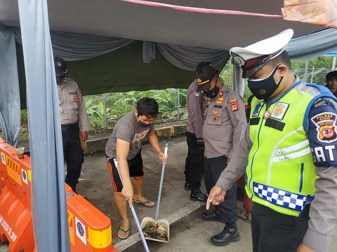 operasi yustisi di Kecamatan Caringin
