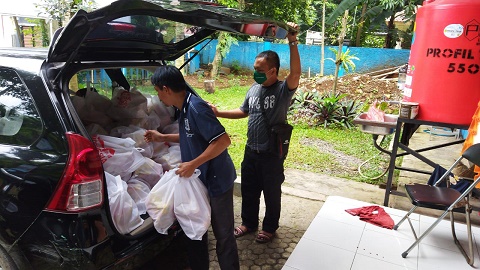 PT IRJ Bagikan Sembako Program Indonesia Terang di Kantor PWI Kota Bogor