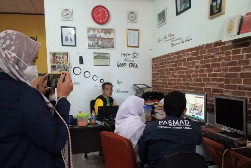 Mahasiswa KKN T IPB di TBM Lentera Pustaka Bogor