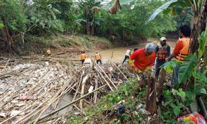 sampah bambu sumbat sungai Cikeas