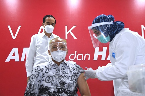 Vaksinasi tenaga pendidikan
