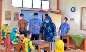 Ade Yasin Tinjau Pembelajaran Tatap Muka di SD IT Al Fatih Cigombong