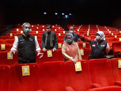 Wakil Walikota Bigor, Dedie Rachim dan Sekda Kota Bogot Syarifah Sofiah tinjau biokop di mal BTM