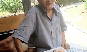 Abah Amat (73) tetap semangat mencari rejeki di tengah pandemi yang membawa dampak kesulitan ekonomi.
