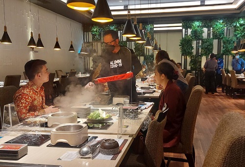 Bima Arya Layani Puluhan Perawat Makan Siang di Shabu Hachi Pajajaran