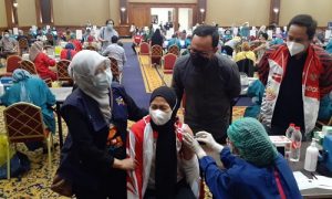 Defia Rosmaniar ketakutan saat akan disuntik vaksin di Puri Begawan, Jumat (12/3/2021)