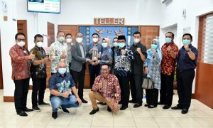 Wakil KetuaDPRD Jabar Ineu Purwadewi Sundari beserta Anggota Badan Anggaran Mengunjungi Kantor Bank BJB Cabang Kota Tegal Provinsi Jawa Tengah pada Selasa, (23/3/2021). (Foto : Moch. Icshan L/Humas DPRD Jabar).