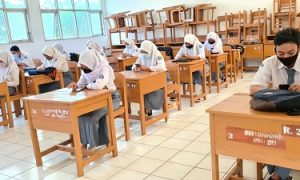 Pelaksanaan PTM Terbatas di SMK Negeri 1 Gunungsindur dilakukan dengan menggunakan sistem shafting (bergantian).