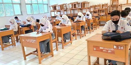 Pelaksanaan PTM Terbatas di SMK Negeri 1 Gunungsindur dilakukan dengan menggunakan sistem shafting (bergantian).