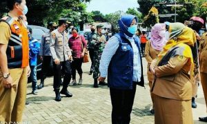 Bupati Bogor didampingi Camat Parung Yudi Santosa dan Kepala Desa Jabon Mekar Ina Yuliana Fajarwati saat melihat Posko Terpadu Covid 19 Desa Jabon Mekar.