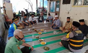 Kepala Desa Waru Toing Ariyanto sedang melakukan giat Gesit didampingi Bhabinkamtibmas, BPD, Babinsa, Ketua MUI, amil, para Kadus, Ketua RW dan RT serta tokoh masyarakat sekitar rumah duka