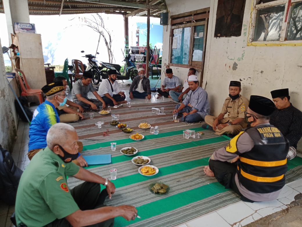 Kepala Desa Waru Toing Ariyanto sedang melakukan giat Gesit didampingi Bhabinkamtibmas, BPD, Babinsa, Ketua MUI, amil, para Kadus, Ketua RW dan RT serta tokoh masyarakat sekitar rumah duka