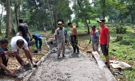 Warga RW 2 kampung Leuwiranji kompak melakukan kerja bakti gotong royong membangun jalan menuju TPU Lebak. Pembangunan ini berkat dana swadaya warga.