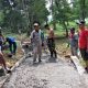 Warga RW 2 kampung Leuwiranji kompak melakukan kerja bakti gotong royong membangun jalan menuju TPU Lebak. Pembangunan ini berkat dana swadaya warga.