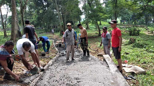 Warga RW 2 kampung Leuwiranji kompak melakukan kerja bakti gotong royong membangun jalan menuju TPU Lebak. Pembangunan ini berkat dana swadaya warga.