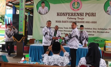 Prosesi serah terima pengurus lama dan pengurus baru di jajaran PGRI Kecamatan Tenjo.