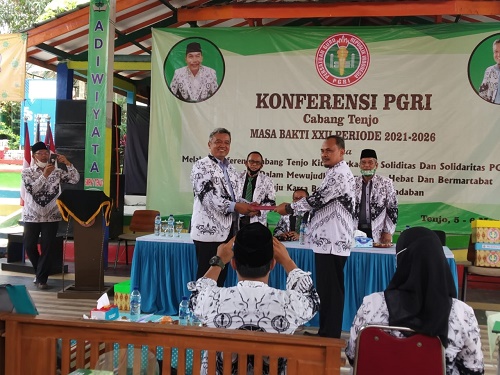 Prosesi serah terima pengurus lama dan pengurus baru di jajaran PGRI Kecamatan Tenjo.