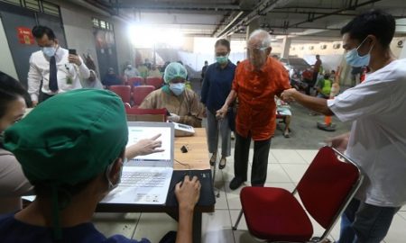 Wirjawan Hardjamulia saat akan disuntik vaksin Covid-19 di RS Vania Kota Bogor, Selasa (23/3/2021).