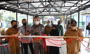 Wakil Ketua DPRD Provinsi Jawa Barat Achmad Ru'yat Saat menghadiri acara Grand Opening "Raisa" Coffee Shop dan Barbershop pada UPTD Panti Pemberdayaan Sosial Bina Remaja Serta Penyerahan KTP Elektronik Kepada Klien. Kab. Bandung Barat. Senin (12/04/2021). (Foto : Addy Firmansyah/ Humas DPRD Jabar).
