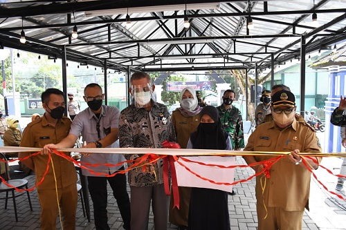 Wakil Ketua DPRD Provinsi Jawa Barat Achmad Ru'yat Saat menghadiri acara Grand Opening "Raisa" Coffee Shop dan Barbershop pada UPTD Panti Pemberdayaan Sosial Bina Remaja Serta Penyerahan KTP Elektronik Kepada Klien. Kab. Bandung Barat. Senin (12/04/2021). (Foto : Addy Firmansyah/ Humas DPRD Jabar).