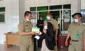 pemyaluran Bantuan Langsung Tunai Dana Desa (BLT DD) kepada 52 KPM di Desa Cibeuteung Muara.
