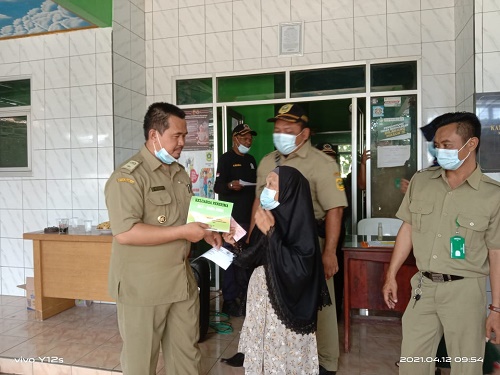 pemyaluran Bantuan Langsung Tunai Dana Desa (BLT DD) kepada 52 KPM di Desa Cibeuteung Muara.