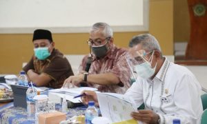 Komisi V DPRD Provinsi Jawa Barat menggelar rapat kerja bersama mitra kerja komisi terkait pembasahan Laporan Keterangan Pertanggungjawaban (LKPJ) Gubernur Tahun 2020 di Aula Kantor Cabang Dinas Pendidikan Wilayah VII Kota Cimahi, Senin (5/4/2020). (Foto : Rizky Ramdhani/Humas DPRD Jabar).