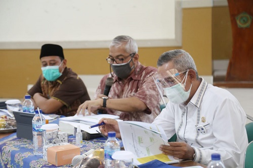 Komisi V DPRD Provinsi Jawa Barat menggelar rapat kerja bersama mitra kerja komisi terkait pembasahan Laporan Keterangan Pertanggungjawaban (LKPJ) Gubernur Tahun 2020 di Aula Kantor Cabang Dinas Pendidikan Wilayah VII Kota Cimahi, Senin (5/4/2020). (Foto : Rizky Ramdhani/Humas DPRD Jabar).