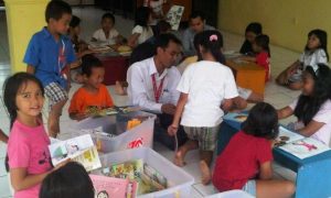 19 April 2011, saya turun langsung membimbing aktivitas membaca anak-anak di Batu Ampar Condet