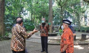 Pansus I DPRD Jabar gelar rapat pembahasan LKPJ Gubernur Tahun 2020 bersama Dinas Kehutan Provinsi Jawa Barat, dan Bappeda Jabar di Taman Hutan Raya Ir. H. Djuanda, Kabupaten Bandung. Jum'at, (9/4/21). (Foto : Fahmi Nauval/Humas DPRD Jabar).