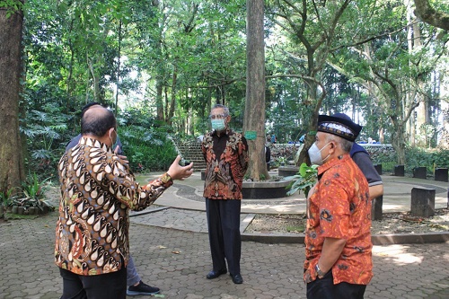 Pansus I DPRD Jabar gelar rapat pembahasan LKPJ Gubernur Tahun 2020 bersama Dinas Kehutan Provinsi Jawa Barat, dan Bappeda Jabar di Taman Hutan Raya Ir. H. Djuanda, Kabupaten Bandung. Jum'at, (9/4/21). (Foto : Fahmi Nauval/Humas DPRD Jabar).