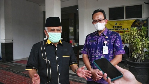 Ketua Komisi IV DPRD Jabar KH. Tetep Abdulatip memberikan keterangan pers usai memimpin studi banding di Kantor Dinas Bina Marga dan Cipta Karya Provinsi Jawa Tengah. (Foto : M. Sidiq /Humas DPRD Jabar).
