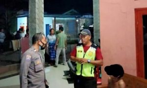 Aiptu Karno SE, Bhabin Kamtibmas Desa Cibentang dari Polsek Parung saat mengamankan pelaku dugaan pencabulan anak di bawah umur dari amukan warga.