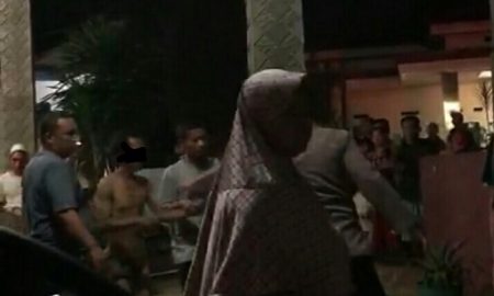 Screenshoot video warga saat mengamankan kedua kakek tua yang diduga melakukan aksi pencabulan, Kamis (22/4/2021).