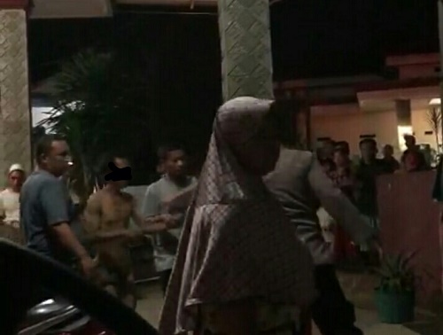 Screenshoot video warga saat mengamankan kedua kakek tua yang diduga melakukan aksi pencabulan, Kamis (22/4/2021).