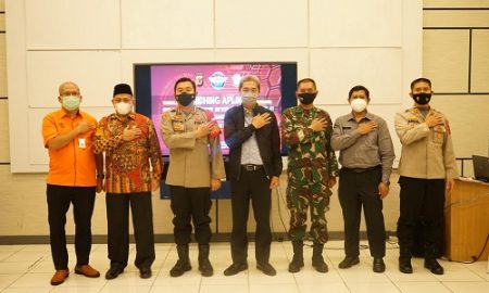 Wakil Wali Kota Bogor, Dedie A Rachim bersama Kapolresta Bogor Kota, Kombes Susatyo Purnomo Condro mengikuti launching aplikasi SIM Nasional Presisi atau SINAR oleh Kapolri secara virtual di Mako Polresta Bogor Kota, Selasa (13/4/2021).