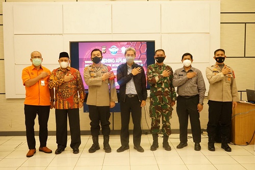 Wakil Wali Kota Bogor, Dedie A Rachim bersama Kapolresta Bogor Kota, Kombes Susatyo Purnomo Condro mengikuti launching aplikasi SIM Nasional Presisi atau SINAR oleh Kapolri secara virtual di Mako Polresta Bogor Kota, Selasa (13/4/2021).