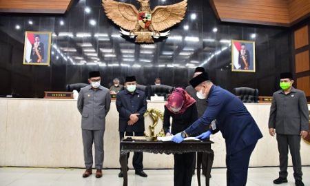 Dewan Perwakilan Rakyat Daerah (DPRD) Provinsi Jawa Barat gelar Rapat Paripurna Persetujuan Bersama Calon Persiapan Daerah Otonomi Baru (CDPOB) Bogor Timur dan Indramayu Barat, Jumat (16/4/2021). (Foto : Ariez-Budi-Fahmi/Humas DPRD Jabar).