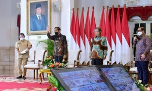 Presiden Jokowi didampingi Menko Polhukam, Mendagri, dan Seskab pada Rapat Koordinasi Kepala Daerah Tahun 2021 yang digelar secara virtual, dari Istana negara, Jakarta, Rabu (14/04/2021). (Foto: BPMI Setpres Muchlis Jr)