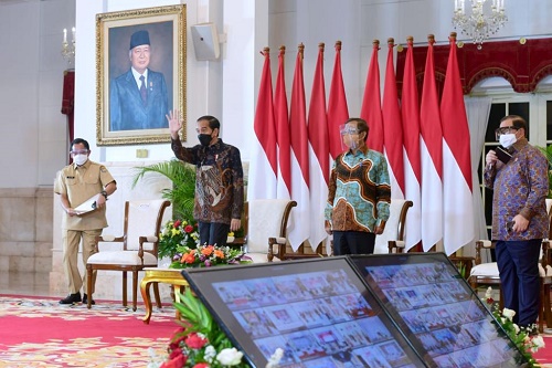 Presiden Jokowi didampingi Menko Polhukam, Mendagri, dan Seskab pada Rapat Koordinasi Kepala Daerah Tahun 2021 yang digelar secara virtual, dari Istana negara, Jakarta, Rabu (14/04/2021). (Foto: BPMI Setpres Muchlis Jr)