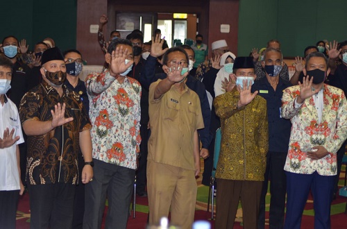 acara Pengukuhan Kepengurusan Masa Bakti 2020-2025 dan Musyawarah Daerah (Musda) Dewan Koperasi Indonesia Daerah (Dekopinda) Kabupaten Bogor di Gedung Tegar Beriman, Cibinong, Selasa (6/4/2021).